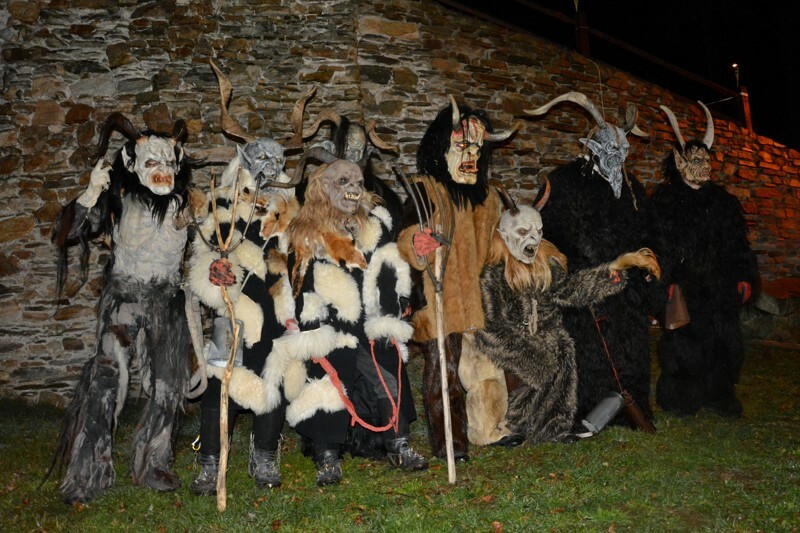 Průvod čertů KRAMPUS čerti u zříceniny hradu