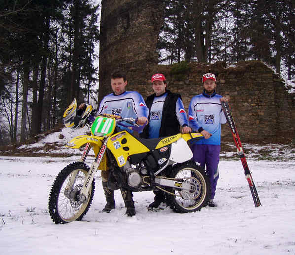 Motoskijöring v Dalečíně 2004 - závodníci u zříceniny hradu