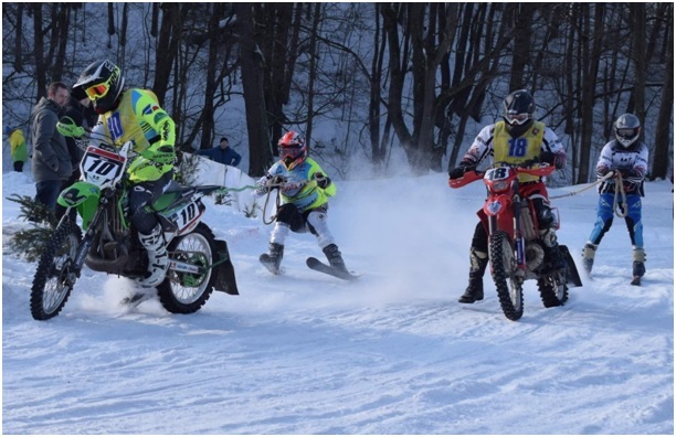 MČR Motoskijöring 2019 : vlevo na stroji KAWASAKI 250 Miloš Dvořák s lyžařem Markem Buřvalem, vpravo na motocyklu GAS GAS 300 Zdeněk Vetešník s Jaroslavem Procházkou.